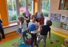 dzieci bawią się z niebieskimi balonami